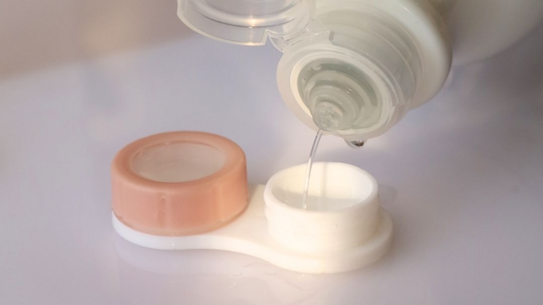 Vì sao không được dùng lại nước ngâm lens nhiều lần 