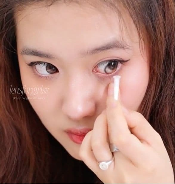Tổng hợp những khó khăn khi đeo lens và giải pháp (5).jpg